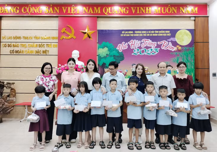 Hội Bảo trợ NKT-TMC tỉnh cùng các nhà hảo tâm đến thăm, tặng quà cho trẻ em có hoàn cảnh đặc biệt tại Cơ sở Bảo trợ, chăm sóc trẻ em có hoàn cảnh đặc biệt tỉnh.