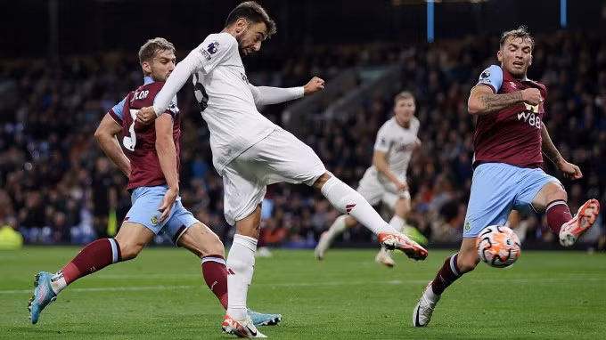 Fernandes (trắng) dứt điểm ghi bàn duy nhất cho Man Utd trên sân Turf Moor. Ảnh: PA