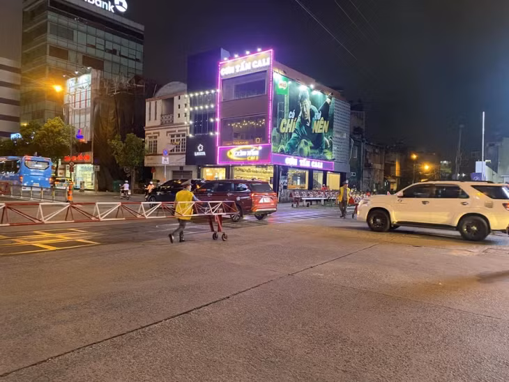Sau khi cơ quan công an khám nghiệm hiện trường, tàu hỏa tiếp tục hành trình để kẹt xe kéo dài.