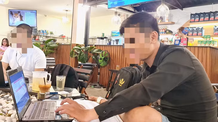 Để có thể hoàn thành cùng lúc nhiều việc, không ít bạn trẻ chọn quán cà phê cày việc xuyên đêm - Ảnh: CÔNG TRIỆU