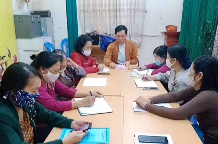 Tổ hòa giải ở cơ sở khu phố 6, phường Thanh Sơn tổ chức hòa giải tranh chấp ngõ đi giữa các hộ dân trong khu dân cư. Ảnh: Diệu Thuyết (CTV)