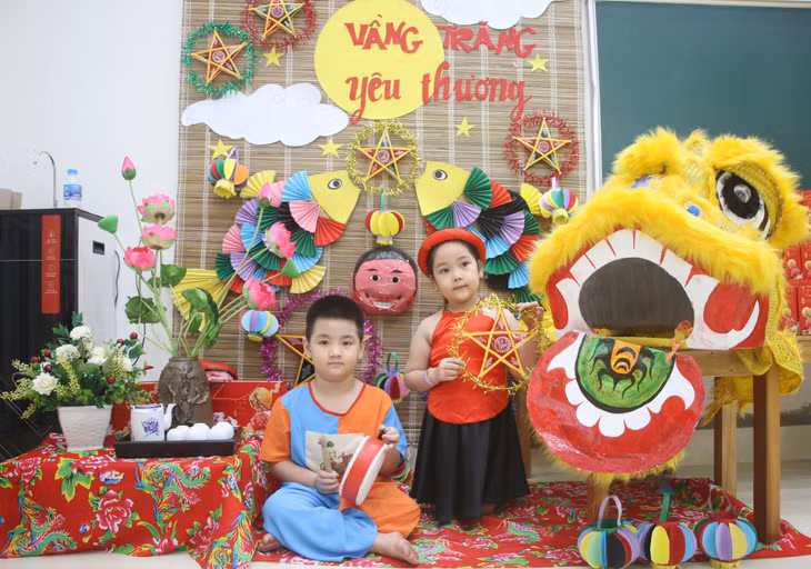 Học sinh Trường Mầm non Ngân Hà thích thú chụp ảnh với chủ đề Trung thu do nhà trường chuẩn bị.