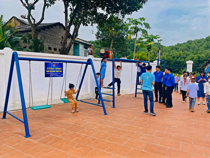 Sân vui chơi tại nhà văn hóa thôn Tân Ốc 1, xã Đồng Sơn (TP Hạ Long) được đưa vào sử dụng tạo ra sân chơi lành mạnh, bổ ích cho trẻ em trên địa bàn.