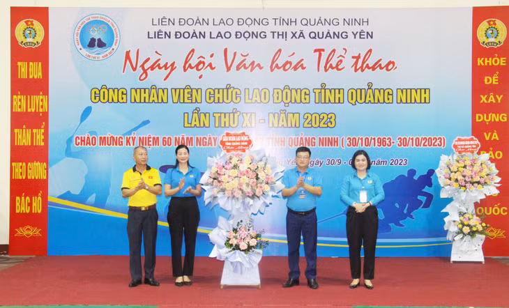 Đồng chí Đặng Thị Kim Chung, Phó Chủ tịch LĐLĐ tỉnh, tặng hoa chúc mừng Ngày hội.