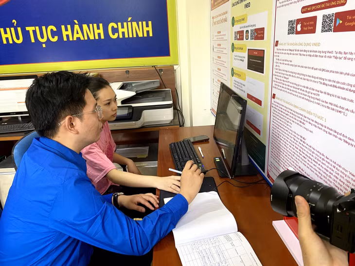 Đoàn thanh niên thị trấn Quảng Hà (huyện Hải Hà) hướng dẫn người dân nộp TTHC theo Dịch vụ công trực tuyến toàn trình.