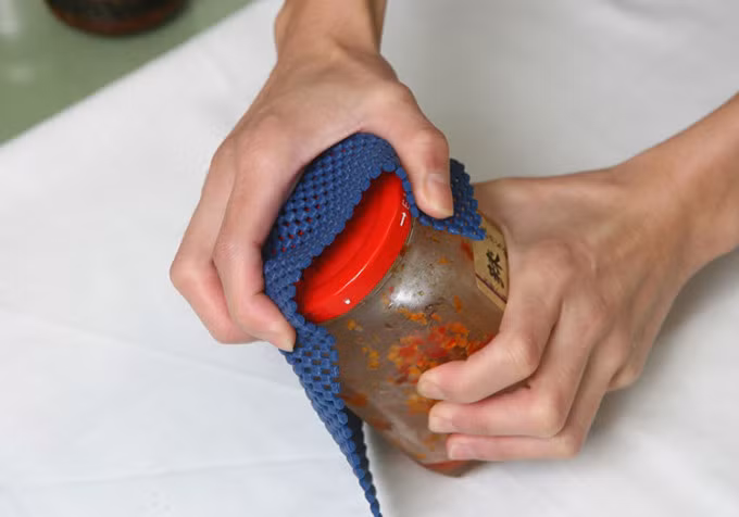 7 cách mở nắp chai bị vặn quá chặt ảnh 1 7 cách mở nắp chai bị vặn quá chặt ảnh 1