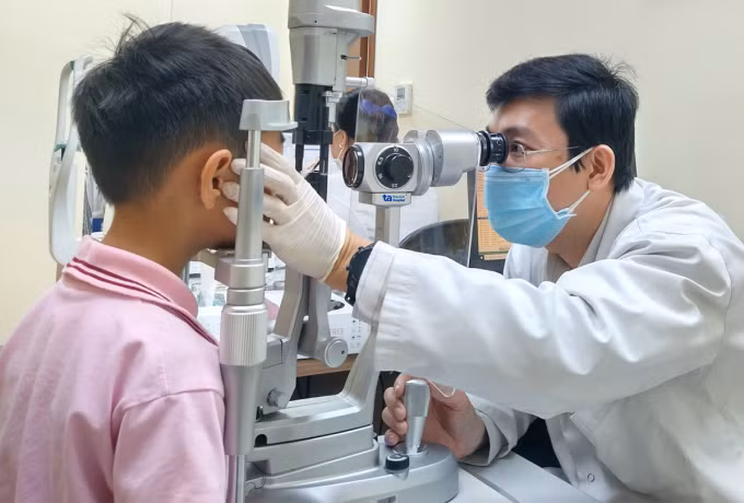 Bệnh nhân khám đau mắt đỏ tại bệnh viện TP HCM. Ảnh: Đinh Tiên