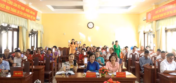 Cán bộ, đảng viên và nhân dân TP Cẩm Phả hào hứng thực hiện thi trắc nghiệm tìm hiểu “Quảng Ninh 60 năm xây dựng và phát triển”.