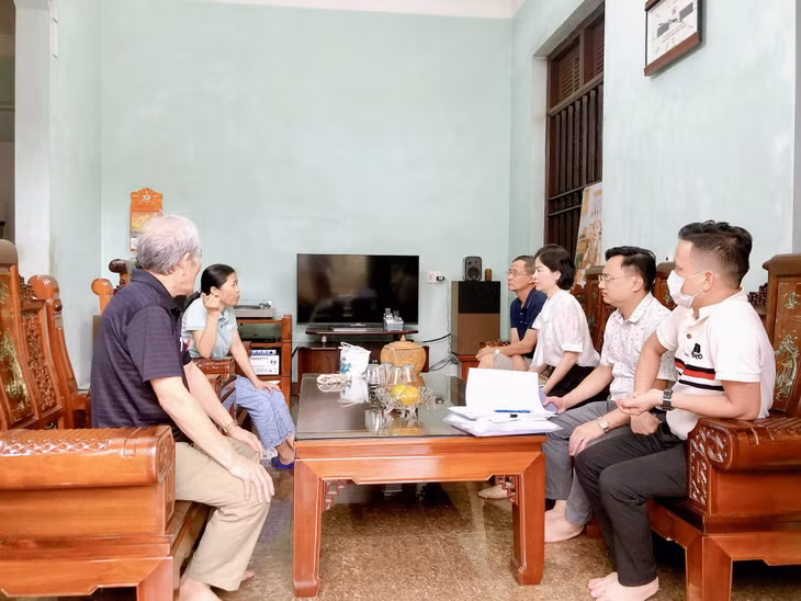 Bí thư Đảng ủy, Chủ tịch UBND phường Hà Trung Nguyễn Lê Phương tham gia cùng tổ công tác của phường vận động nhân dân hiến đất làm đường.