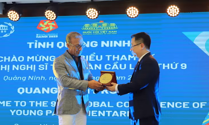 Đồng chí Đặng Xuân Phương, Phó Bí thư Tỉnh ủy tặng quà lưu niệm của tỉnh Quảng Ninh cho ngài Duarte Pacheco, Chủ tịch Liên minh Nghị viện Thế giới (IPU)
