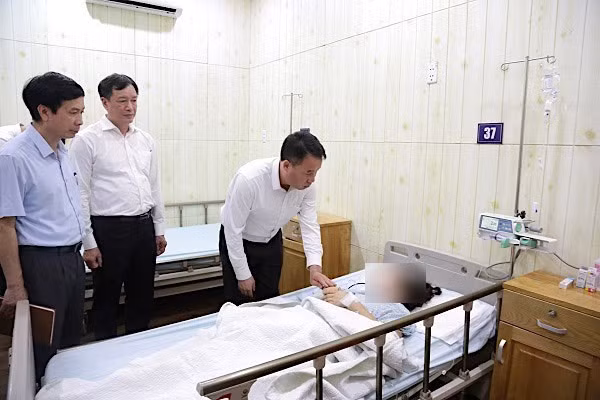 Tổng Giám đốc BHXH Việt Nam Nguyễn Thế Mạnh động viên người gặp nạn.