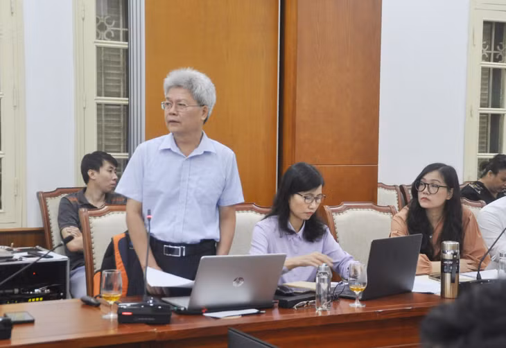 Đại diện đơn vị tư vấn trình bày tóm tắt hồ sơ Quần thể Quần thể di tích và danh thắng Yên Tử - Vĩnh Nghiêm - Côn Sơn, Kiếp Bạc tại hội nghị.