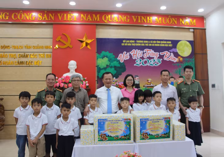 Đồng chí Quyền Chủ tịch UBND tỉnh cùng đại diện lãnh đạo Công an, Sở Lao động-Thương binh &amp; Xã hội tỉnh tặng quà cho các cháu tại Cơ sở bảo trợ chăm sóc trẻ em có hoàn cảnh đặc biệt tỉnh.