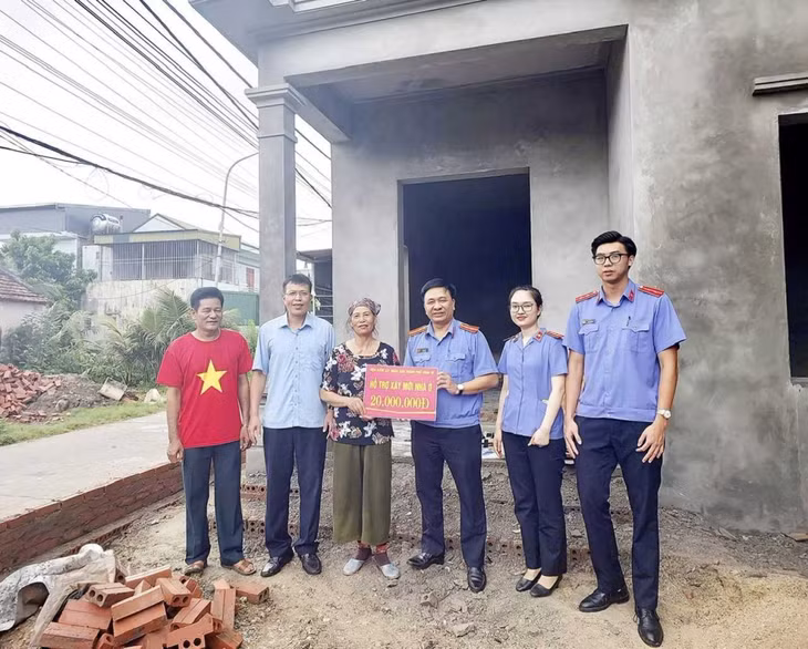 Viện kiểm sát nhân dân thành phố Uông Bí hỗ trợ kinh phí xây nhà cho hộ gia đình bà Vũ Thị Bông, khu Phú Thanh Đông, phường Yên Thanh.