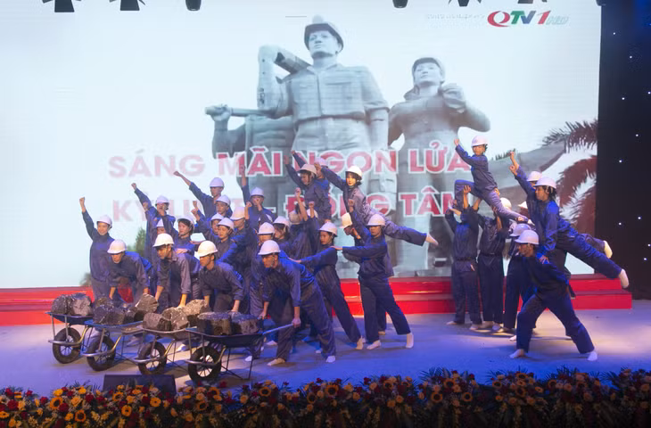 Phần thi sân khấu của đội thi Đảng bộ huyện Vân Đồn với hoạt cảnh "Người Vùng mỏ".
