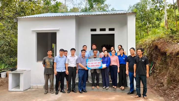 Lãnh đạo huyện Tiên Yên trao kinh phí hỗ trợ xây mới nhà cho gia đình ông Vi Văn Hùng (thị trấn Tiên Yên) thuộc đối tượng yếu thế. Ảnh: Xuân Thao (CTV)