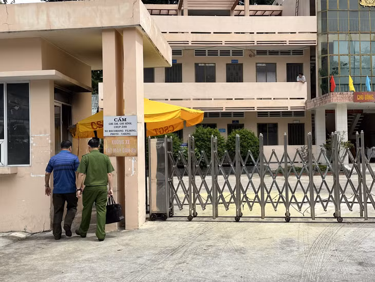 Khu vực nam thanh niên ném túi xăng vào trụ sở công an - Ảnh: X.A