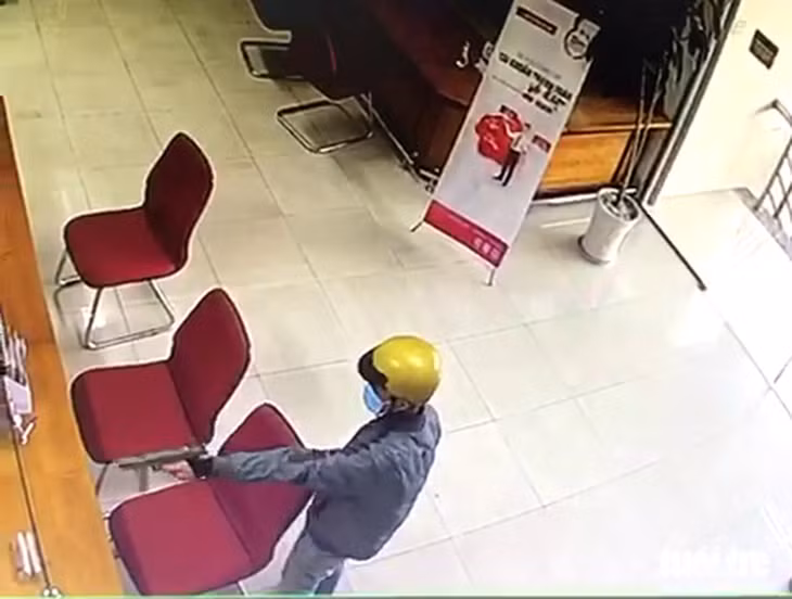 Camera ghi lại cảnh nam thanh niên cướp ngân hàng - Ảnh: HOÀI THƯƠNG cắt từ clip