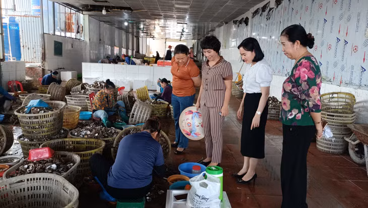 Bà Nguyễn Thị Thanh Hương, Chủ tịch Hội LHPN huyện Vân Đồn (thứ 2 từ trái sang) kiểm tra xưởng sản xuất hàu ở thị trấn Cái Rồng có đông lao động nữ.