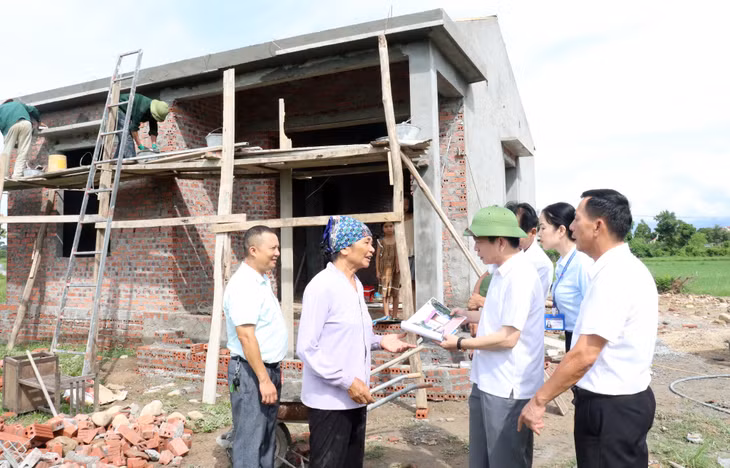 Lãnh đạo huyện Hải Hà kiểm tra tiến độ xây nhà ở cho hộ bà Trần Thị Dũng (thôn 2, xã Quảng Minh).