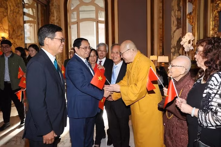 Bà con Việt kiều đón Thủ tướng Phạm Minh Chính tại khách sạn. (Ảnh: DƯƠNG GIANG)