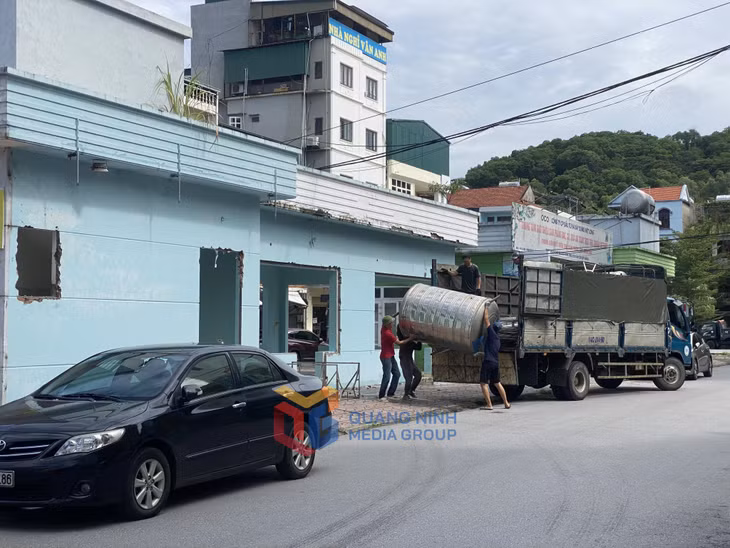 Nhiều chủ đầu có công trình trên tuyến mương Hải Phúc đã chủ động tháo dỡ, vận chuyển đồ đạc.