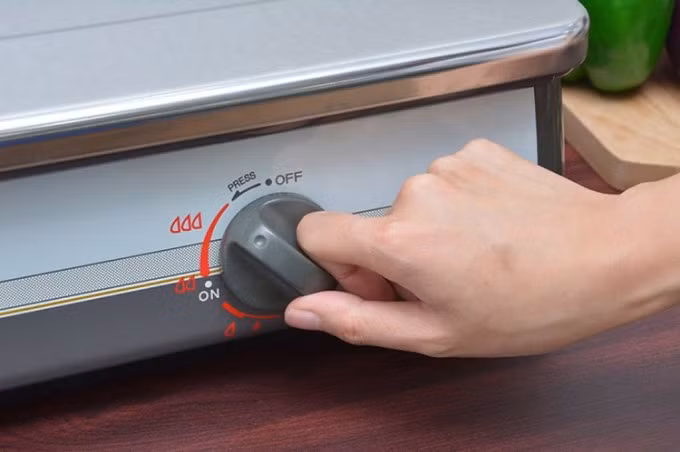 Liên tiếp bật mở bếp gas là hành động nguy hiểm, dễ gây cháy nổ. Ảnh minh họa: