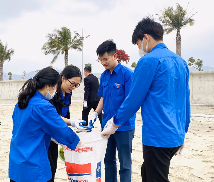 Đoàn viên thanh niên TP Cẩm Phả tham gia Chiến dịch Hãy làm sạch biển. Ảnh Thành Đoàn Cẩm Phả cung cấp