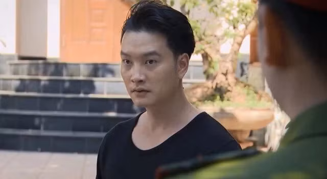 Sau khi bị Uyên khước từ, Cường nổi điên và lên kế hoạch đánh thuốc mê, cưỡng bức cô