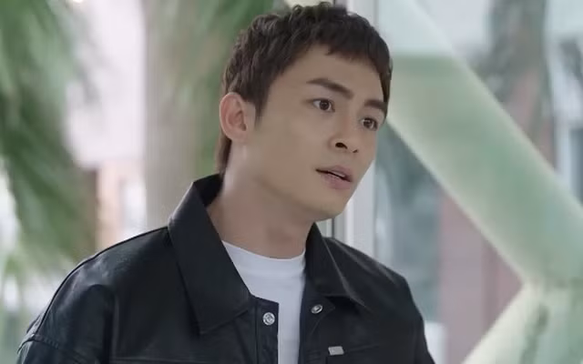 Những phân đoạn thể hiện tình cảm với bạn diễn Việt Hoa cũng bị nhận xét khô khan, thoại vô hồn, không lưu loát.