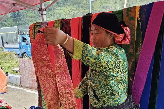 Chợ phiên với những sạp hàng của người Mông. Ảnh: Thu Hằng