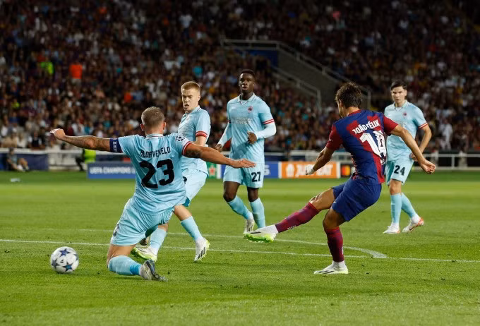 Felix trong pha dứt điểm chìm, mở tỷ số cho Barca. Ảnh: Reuters