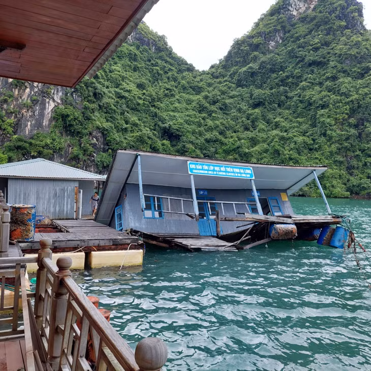 Hiện trạng nhà bè ngay sau khi bị đổ nghiêng. Ảnh do đơn vị cung cấp