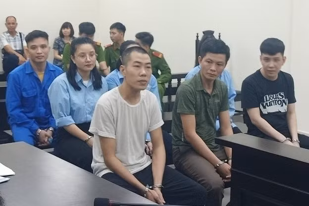 Nhóm bị cáo tại phiên tòa.