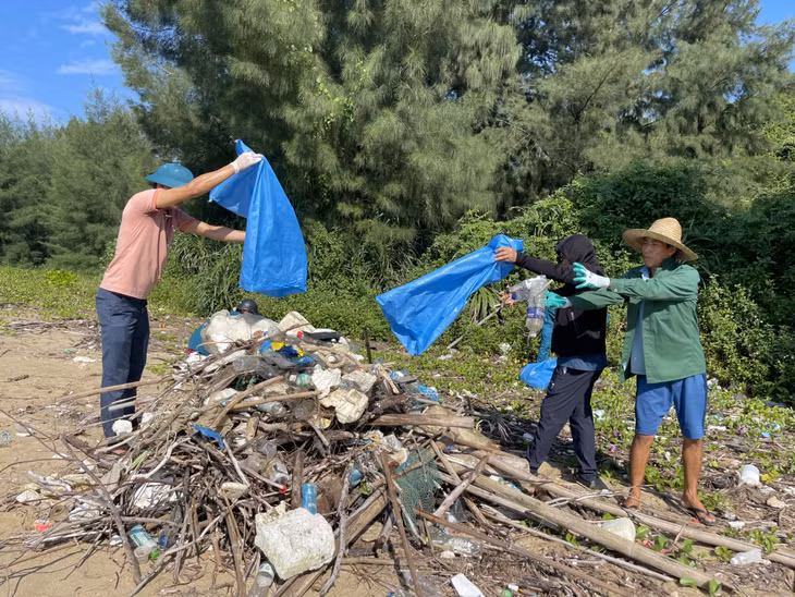 Các đồng chí là cán bộ, công nhân, viên chức các ban, ngành, đoàn thể, đơn vị lực lượng vũ trang, các doanh nghiệp và bà con nhân dân tích cực tham gia thu gom rác thải, phao xốp làm sạch bãi biển tại khu Đồng Rồng, xã Cái Chiên.