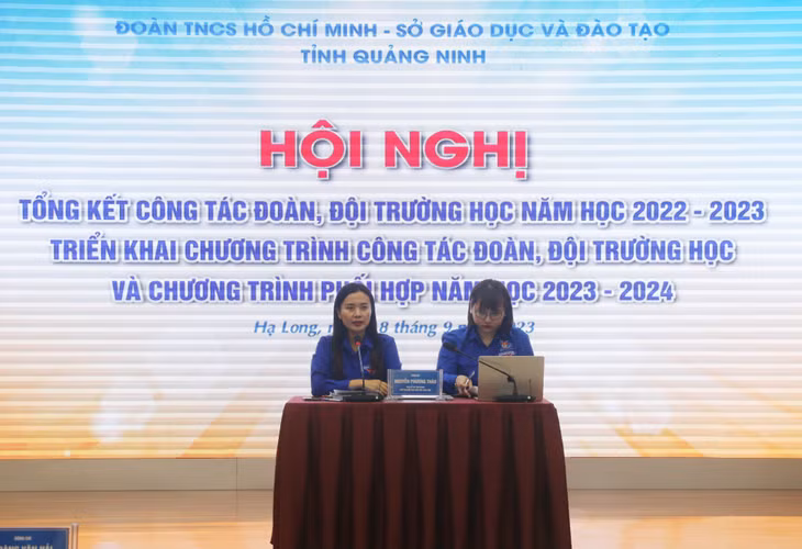 Đồng chí Nguyễn Phương Thảo, Phó Bí thư Tỉnh Đoàn, Chủ tịch Hội đồng Đội tỉnh điều hành thảo luận tại hội nghị.