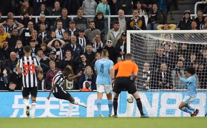 Isak (thứ hai từ trái sang) ghi bàn duy nhất cho Newcastle. Ảnh: PA