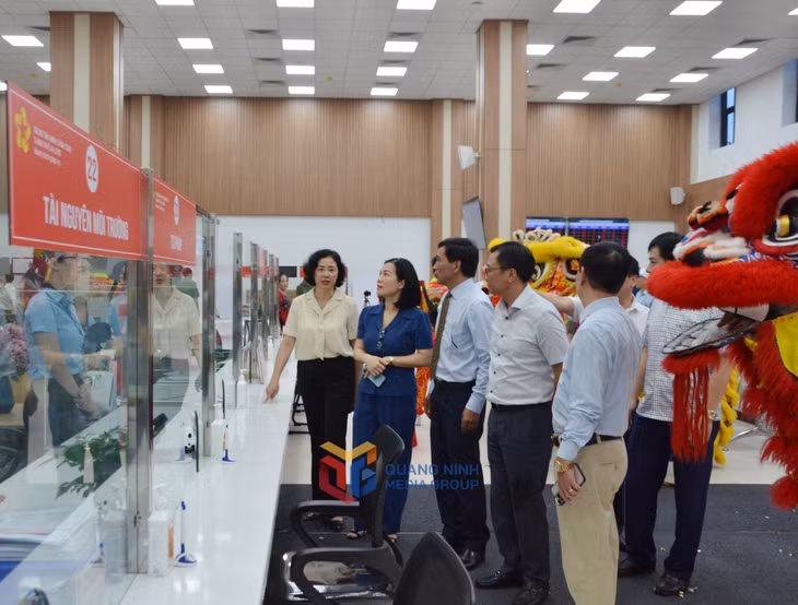 Các đại biểu tham quan trụ sở mới Trung tâm Hành chính công TP Hạ Long.