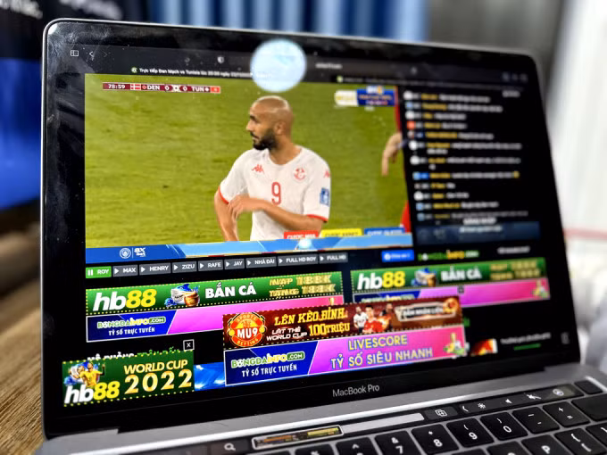 Một trang phát sóng lậu trận đấu tại World Cup 2022, đi kèm quảng cáo game cờ bạc. Ảnh: Lưu Quý