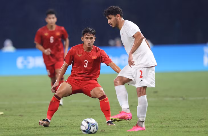 Olympic Việt Nam thiếu nhiều trụ cột trong trận đấu với Olympic Iran (Ảnh: Tuấn Bảo).