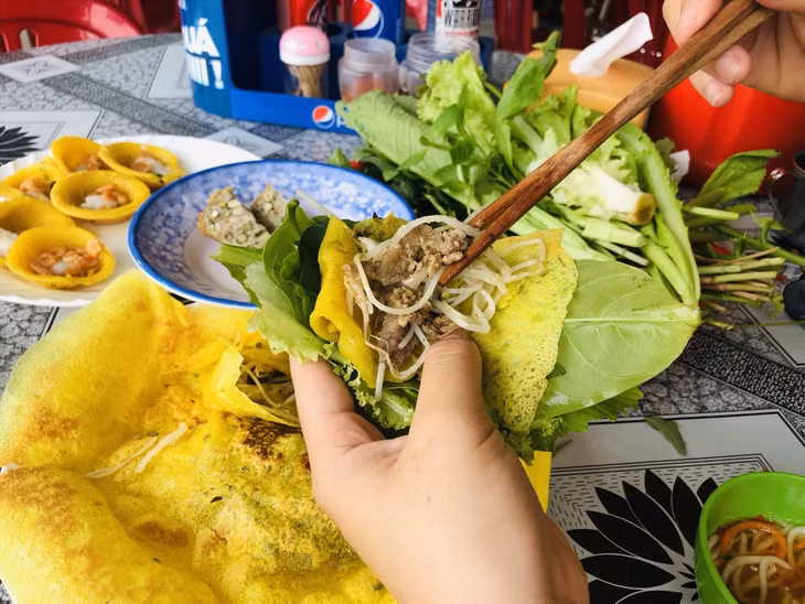 Bánh xèo là một trong những đại diện tiêu biểu của ẩm thực đường phố Việt. Ảnh: Hàn Lâm