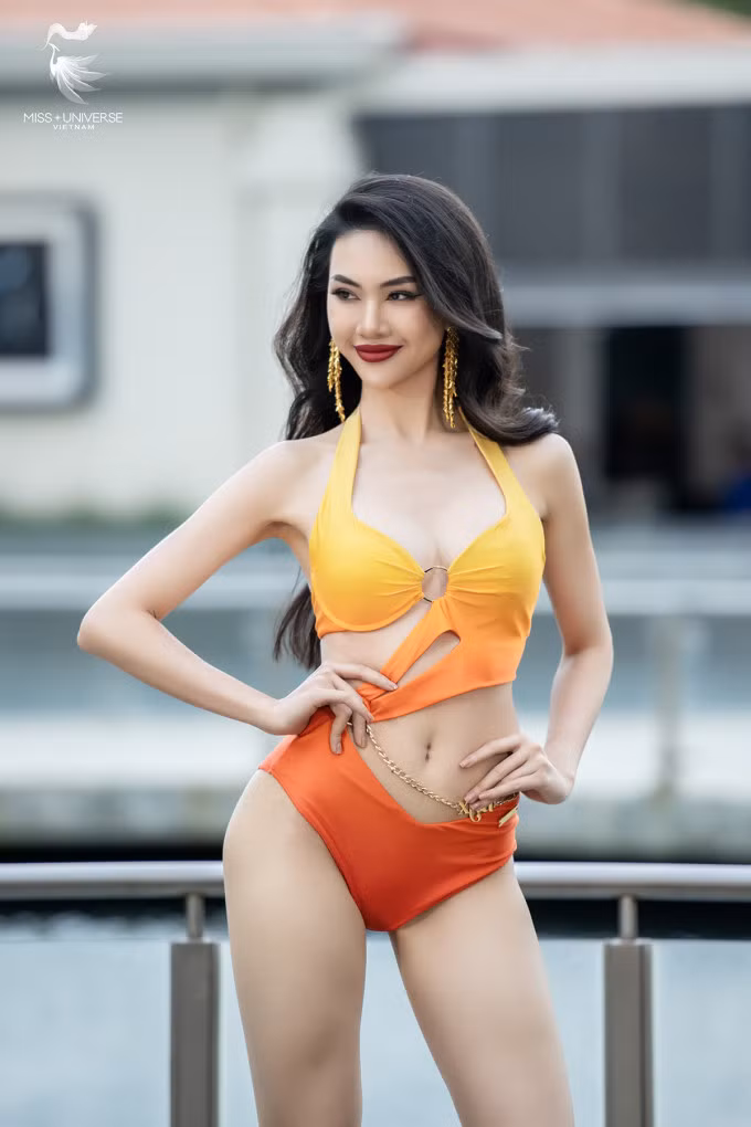 Bùi Quỳnh Hoa là Siêu mẫu Quốc tế 2022, cô cũng là một trong ba mentor của Miss Earth Vietnam 2023. Trước đó, Quỳnh Hoa đăng quang Hoa hậu Áo dài Việt Nam Thế giới 2017, giải vàng Siêu mẫu Việt Nam 2018, vào top 10 Hoa hậu Hoàn vũ Việt Nam 2022. Cô cao 1,75 m, số đo ba vòng 85-63-94 cm.