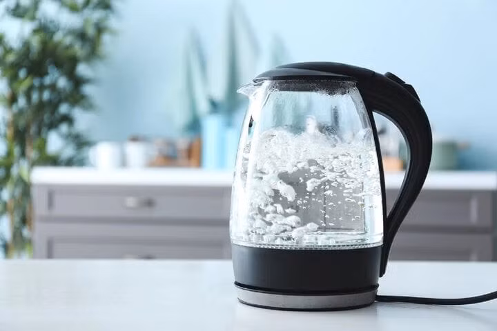 Tại sao không nên đun nước sôi lại nhiều lần? (Ảnh: Unocasa)