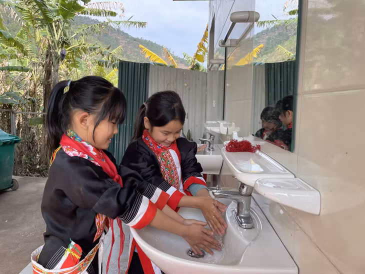 Khu vệ sinh mới xây cho học sinh tại Điểm trường Phiêng Sáp, Trường Tiểu học Đồng Tâm (xã Đồng Tâm, huyện Bình Liêu). Ảnh: Lan Anh