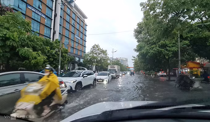 Hàng chục tuyến phố ở trung tâm TP Thanh Hoá ngập sâu sáng 27/9. Ảnh: Lê Hoàng