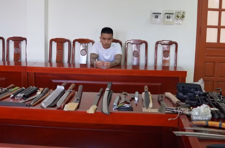 Đối tượng Đinh Tiến Hùng và tang vật thu giữ.
