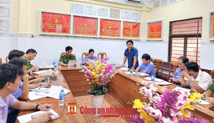 Thượng tá Lê Vinh Tùng, Phó trưởng Phòng Trọng án Cục Cảnh sát hình sự Bộ Công an trình bày về tiến độ vụ án và hướng điều tra tiếp theo nhằm nhanh chóng bắt giữ các đối tượng phạm tội.