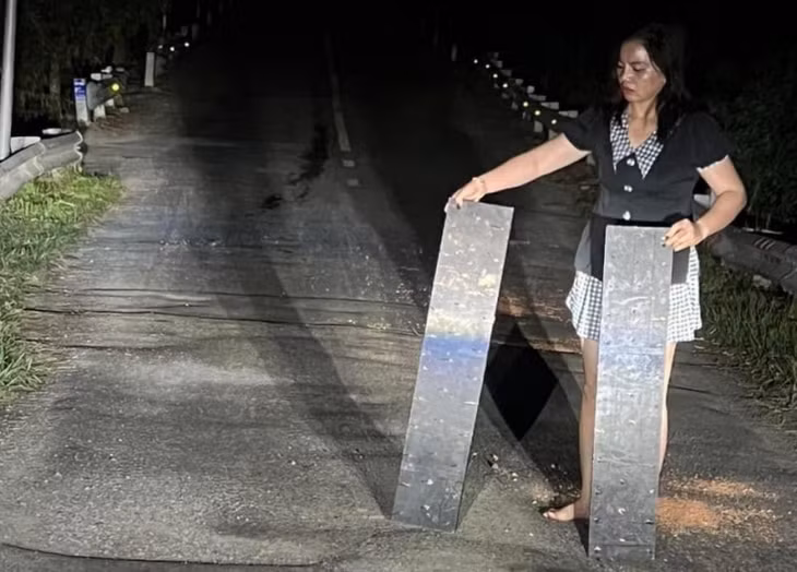 Đoạn đường này vắng, thiếu đèn đường nên nếu không quan sát dễ dính "bàn chông" mà các đối tượng cố ý đặt trên đường để bẫy các phương tiện.