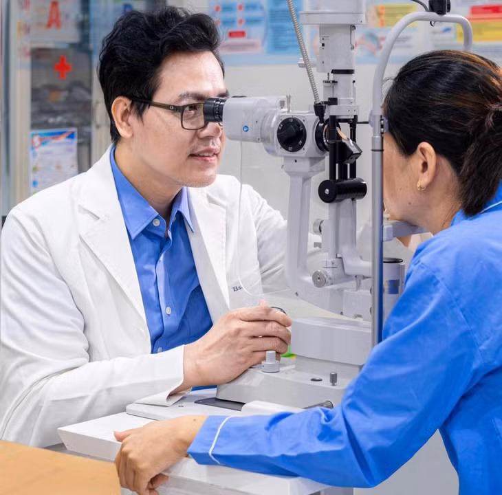 TS.BS Đặng Xuân Nguyên khám cho bệnh nhân đau mắt đỏ. Ảnh: Minh Nguyễn