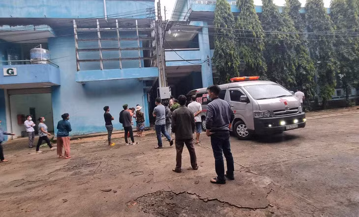 Công an tỉnh Bình Thuận trưng cầu giám định tử thi nạn nhân tại bệnh viện - Ảnh: MAI THỨC